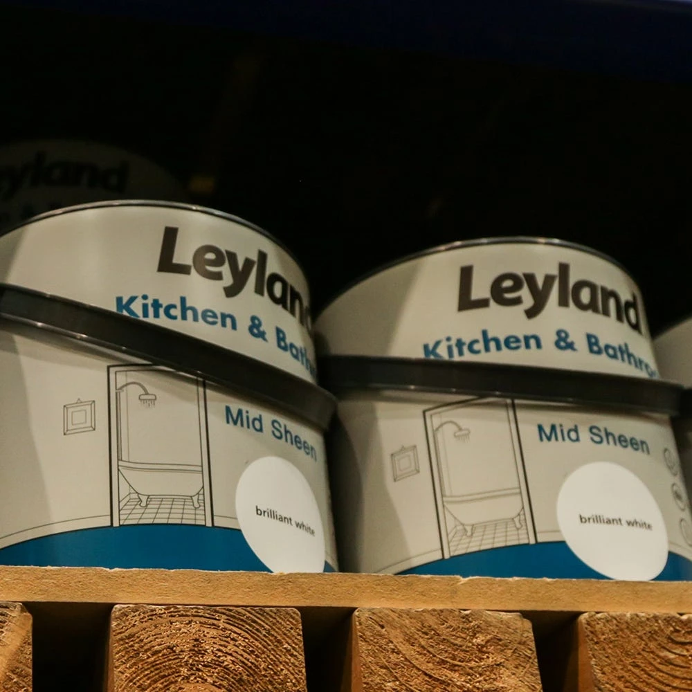 Leyland Kitchen & Bathroom Paint Brilliant White 2.5L 2 Leyland Kitchen & Bathroom Paint Brilliant White 2.5L - Image 2